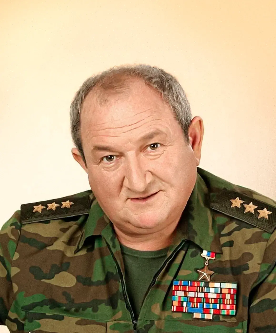 Генерал Трошев в военной униформе — погоны генерал-полковника, медали, строгий взгляд, фон с орнаментом.